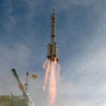 Lanzamiento del Long March 2F con la Shenzhou 22. Lanzamiento del Long March 2F con la Shenzhou 22.