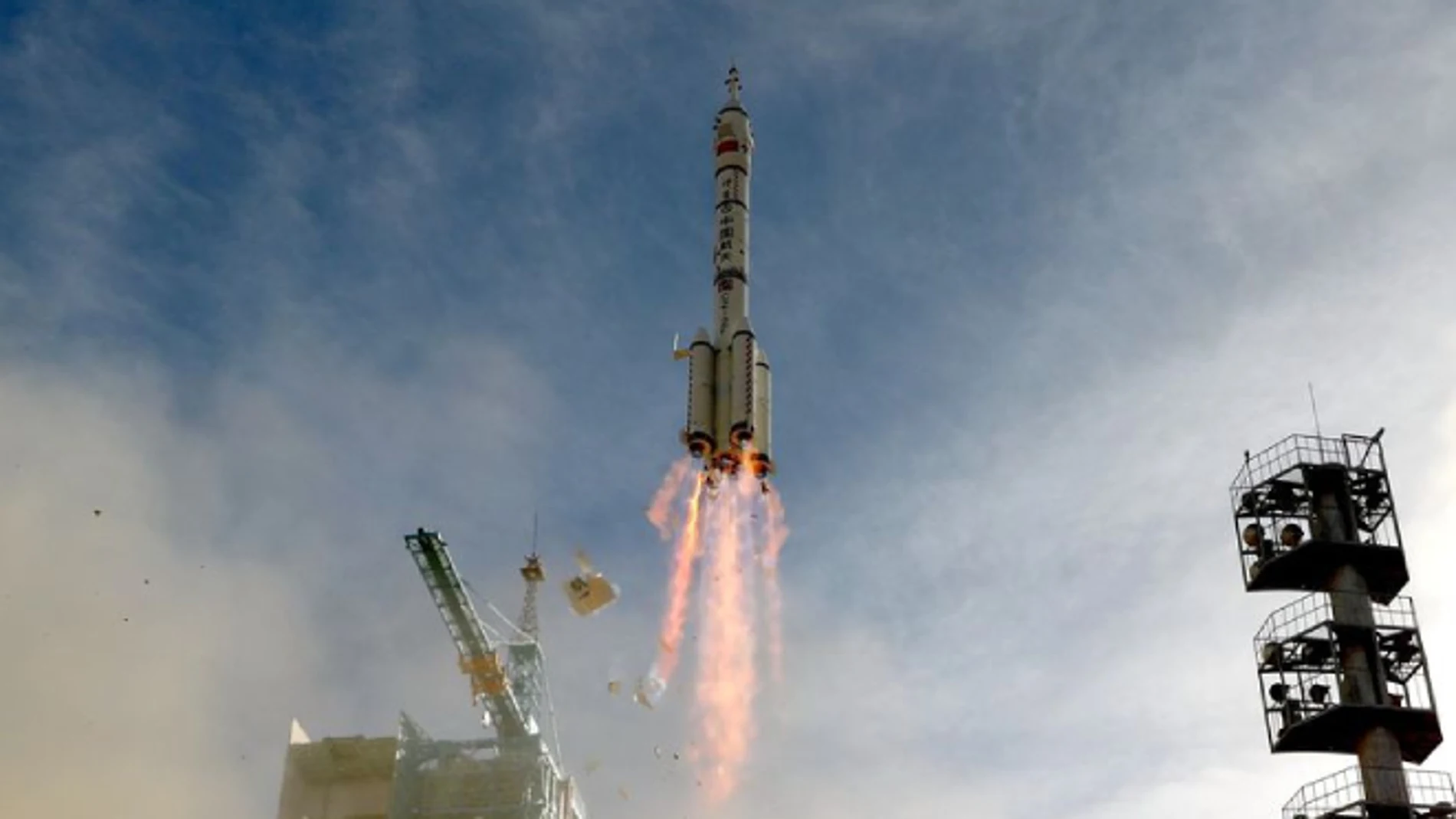 Lanzamiento del Long March 2F con la Shenzhou 22.