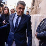 Mazón, ayer, antes de presidir el pleno del Consell Mazón, ayer, antes de presidir el pleno del Consell