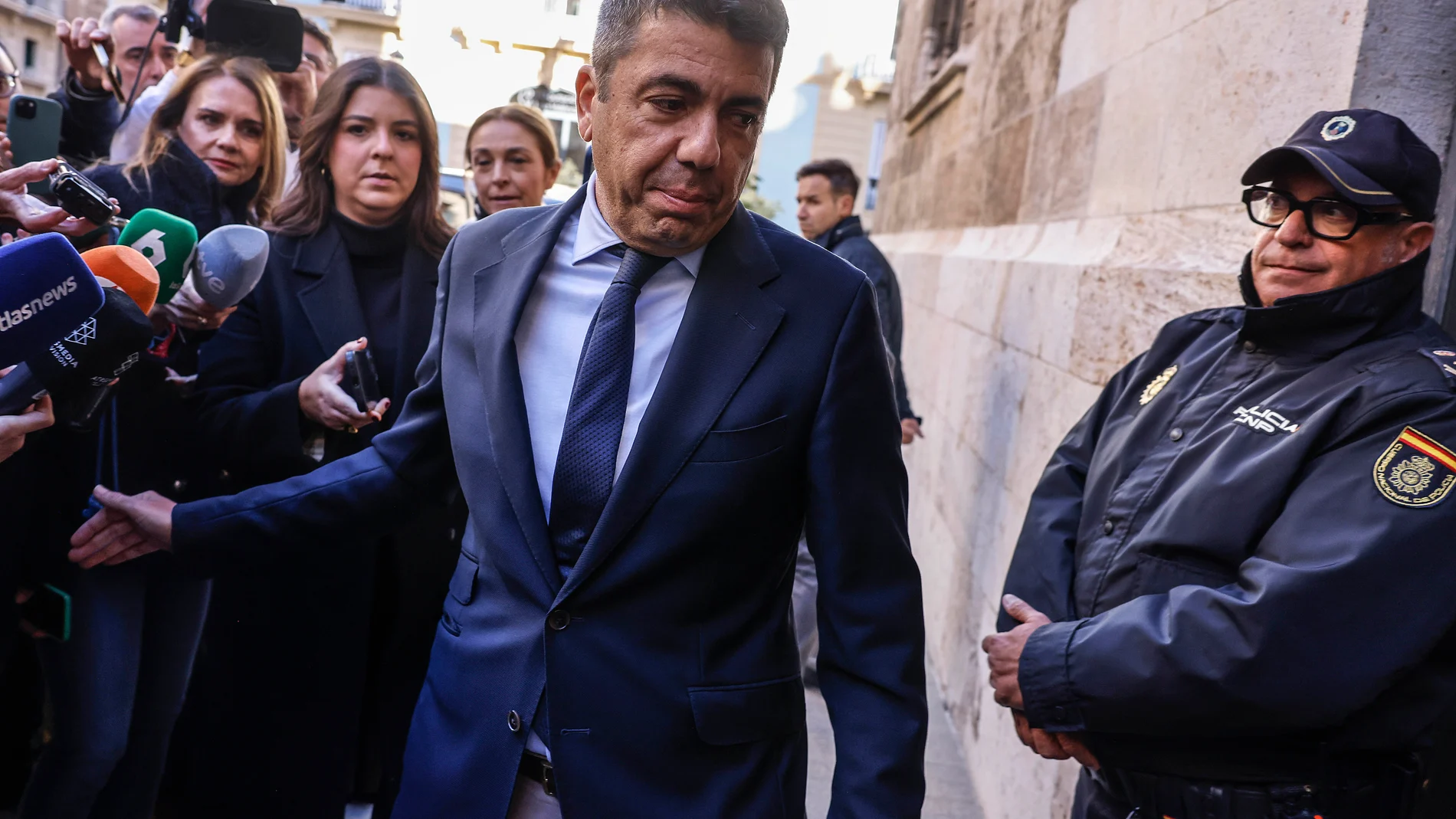 Mazón, ayer, antes de presidir el pleno del Consell