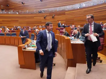 El presidente de la Junta, Alfonso Fernández Mañueco conversa con el portavoz popular, Ricardo Gavilanes, en las Cortes El presidente de la Junta, Alfonso Fernández Mañueco conversa con el portavoz popular, Ricardo Gavilanes, en las Cortes