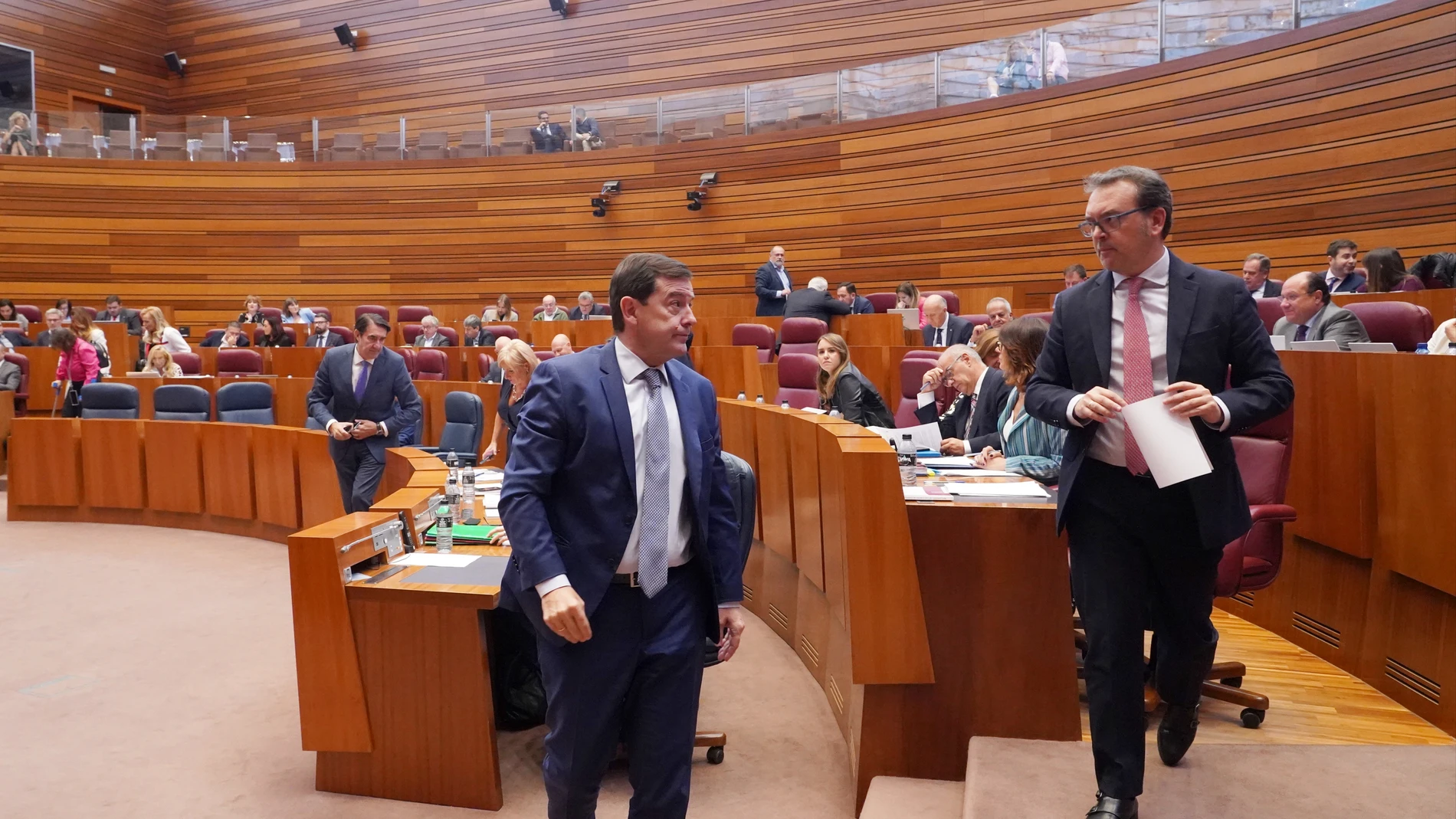 El presidente de la Junta, Alfonso Fernández Mañueco conversa con el portavoz popular, Ricardo Gavilanes, en las Cortes