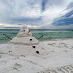 Mu&ntilde;eco de arena en la playa