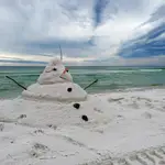 Muñeco de arena en la playa