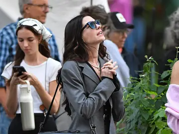 Anne Hathaway en el rodaje de "El Diablo Viste de Prada 2". Anne Hathaway en el rodaje de "El Diablo Viste de Prada 2".