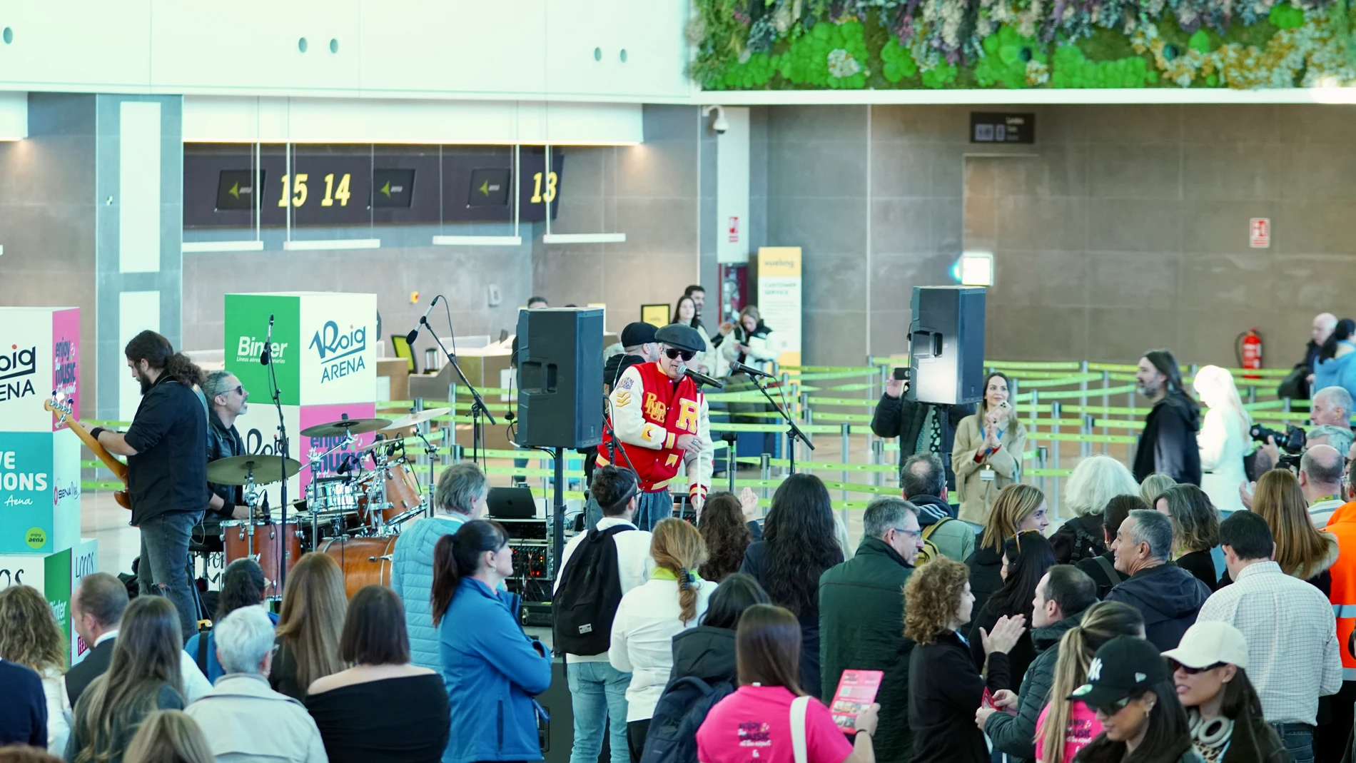 Seguridad Social ha dado un aperitivo musical del festival en el Aeropuerto de Manises (Valencia)