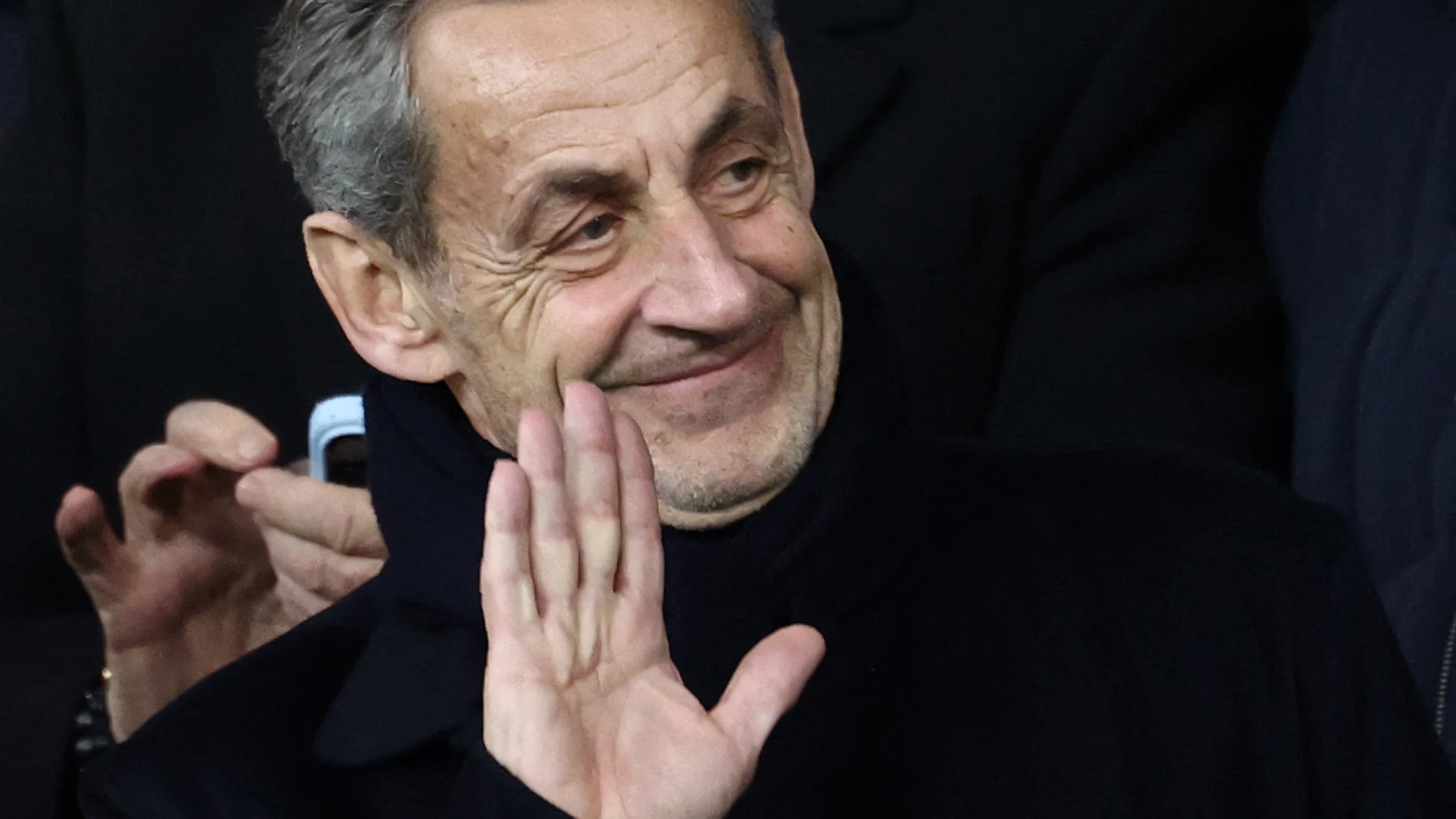 26 November 2025, France, Paris: Former French President Nicolas Sarkozy waves in the stands prior to the start of the UEFA Champions League soccer match between Paris Saint-Germain and Tottenham Hotspur at the Parc des Princes. Photo: Franck Fife/AFP/dpa 26/11/2025 ONLY FOR USE IN SPAIN