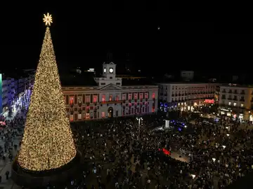 La fachada de la Real Casa de Correos se convierte en 'fábrica de los deseos' por Navidad con un videomapping La fachada de la Real Casa de Correos se convierte en 'fábrica de los deseos' por Navidad con un videomapping