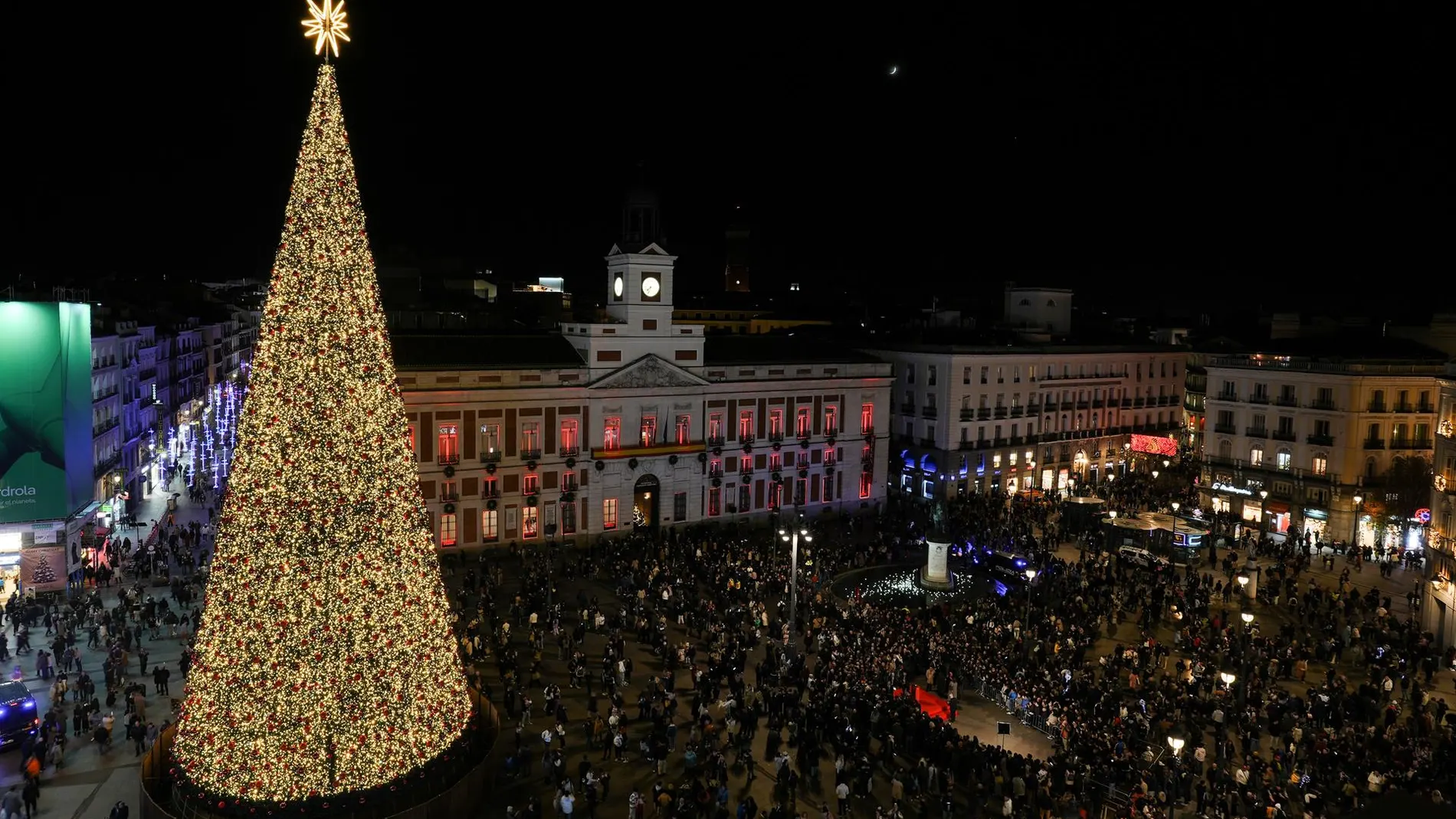 La fachada de la Real Casa de Correos se convierte en 'fábrica de los deseos' por Navidad con un videomapping