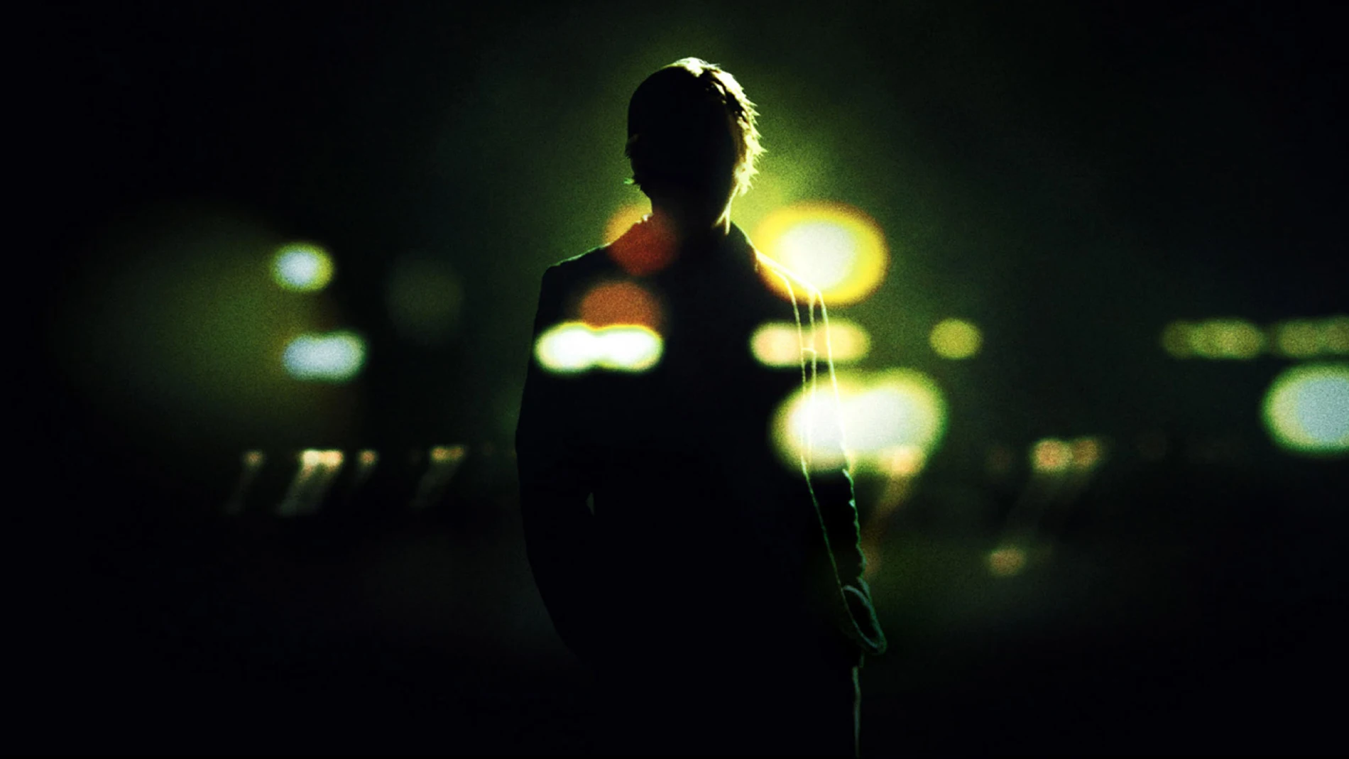 Ewan McGregor interpreta Sam Foster, un psiquiatra que está atrapado en un caso que desafía la realidad