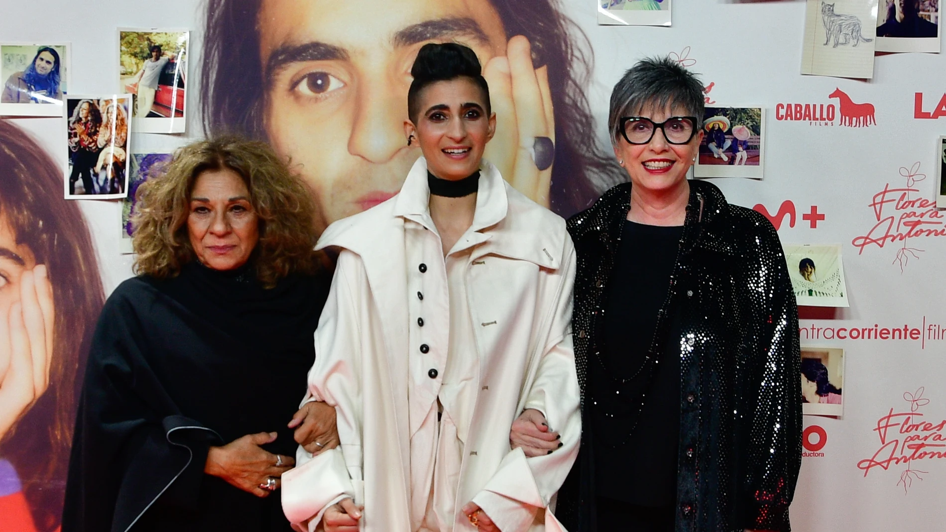 Lolita Flores, Alba Flores y Ana Villa durante la premiere de la película documental 'Flores para Antonio', a 25 de noviembre de 2025, en Madrid (España). En 'Flores para Antonio' Alba Flores explora la vida y obra de su padre a través de materiales inéditos, como vídeos caseros, fotos, dibujos, imágenes de archivo y su propia música. PELICULA;PHOTOCALL;ESTRENO Óscar Ortiz / Europa Press 25/11/2025