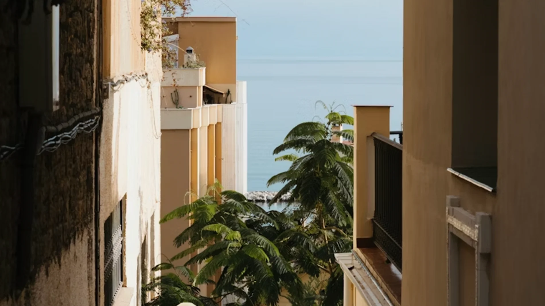 Este es el pueblo de España donde el verano es infinito: 300 días de sol, 4 kilómetros de playa y una fiesta dedicada a las migas