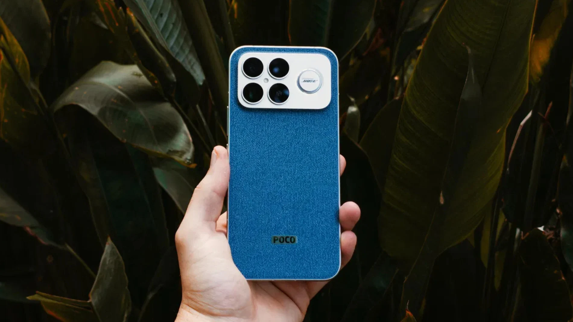 La parte trasera del POCO F8 Ultra en su acabado de color azul