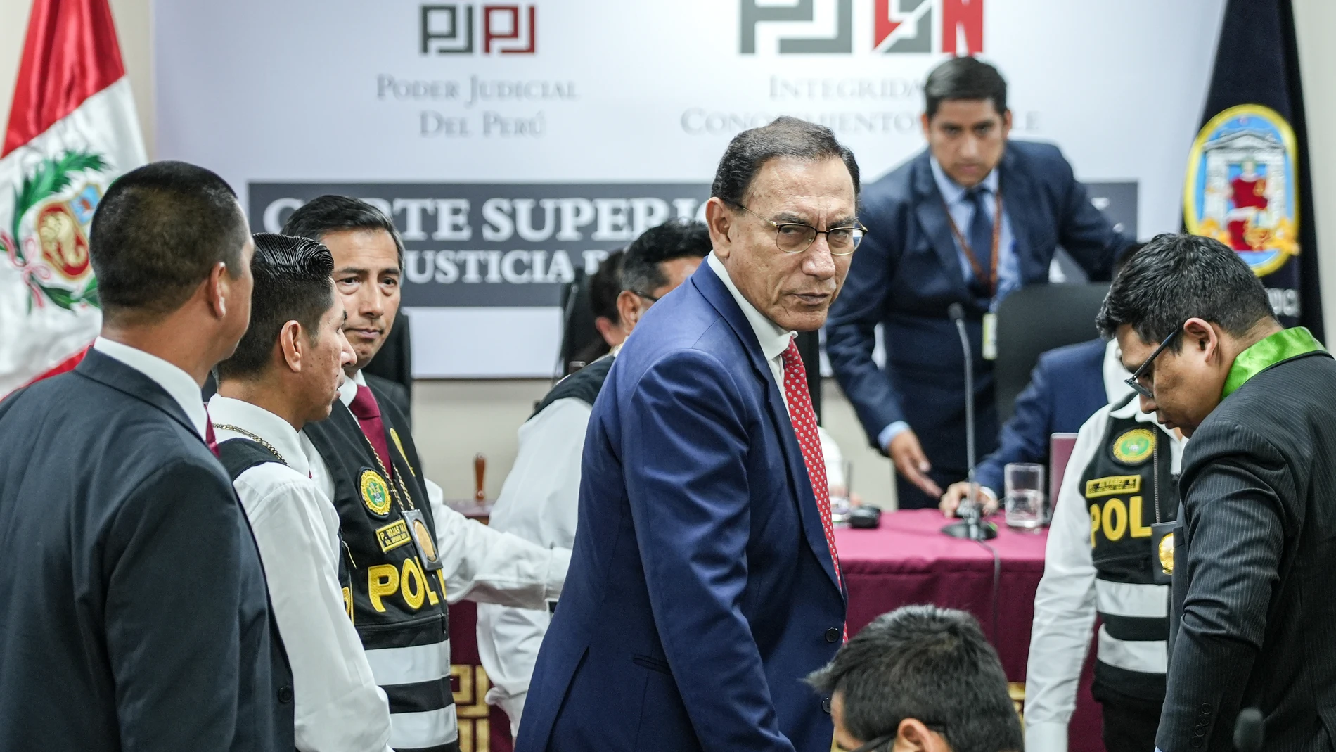 AME3078. LIMA (PERÚ), 26/11/2025.- El expresidente de Perú Martín Vizcarra reacciona durante una audiencia este miércoles, en Lima (Perú). Vizcarra (2018-2022) aseguró tras ser condenado a catorce años de prisión que ha sido enviado a la cárcel por "venganza" de sus rivales políticos y pidió en las próximas elecciones generales de 2026 votar por su hermano, que lo reemplaza como candidato presidencial. EFE/ John Reyes Mejia