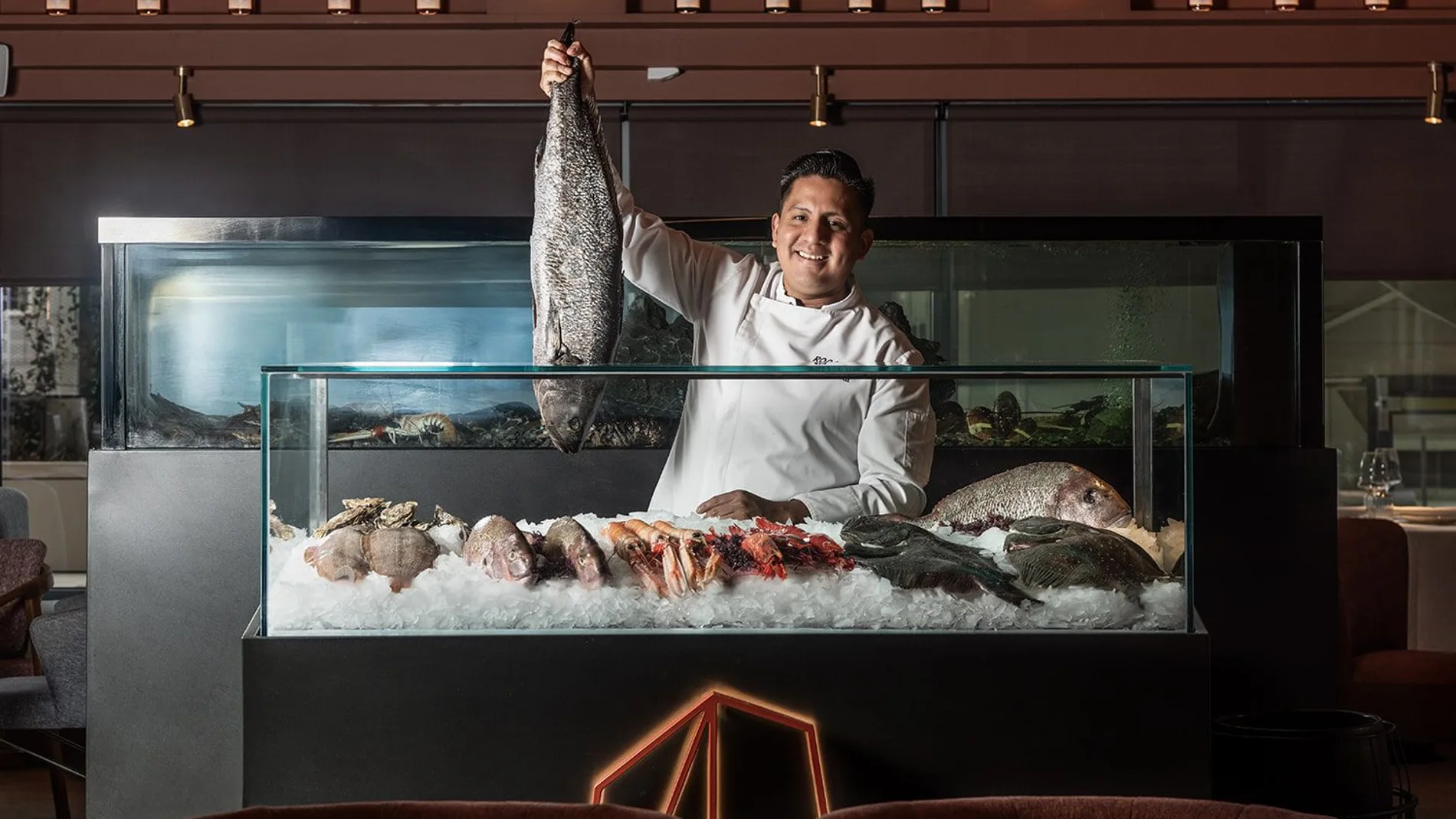 Nada más cruzar la puerta, los clientes saben que en Rocacho manda el mar
