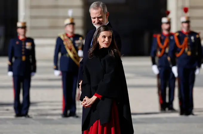 Letizia apuesta por la elegancia absoluta: capa negra + vestido rojo con vuelo en la recepción al presidente de Alemania Letizia apuesta por la elegancia absoluta: capa negra + vestido rojo con vuelo en la recepción al presidente de Alemania