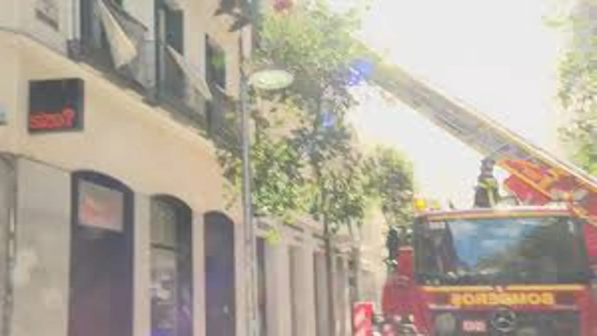 Controlado el incendio en un piso de la calle Fuencarral de Madrid