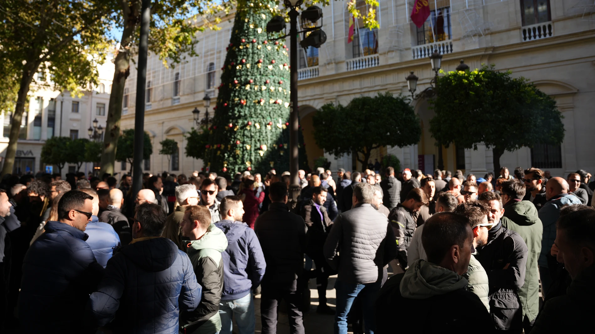 Concentración sindical de la Policía Local de Sevilla en protesta frente al Ayuntamiento coincidiendo con la celebración de un Pleno Extraordinario. A 26 de noviembre de 2025, en Sevilla (Andalucía, España). El Ayuntamiento de Sevilla celebra este miércoles, 26 de noviembre, un Pleno extraordinario para abordar dos puntos clave en el presente de la Policía Local de la ciudad. Por un lado, el reconocimiento de crédito para el abono de las horas extras y por el otro aprobar el gasto máximo para...