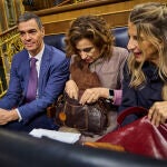 El presidente del Gobierno, Pedro S&aacute;nchez, con Mar&iacute;a Jes&uacute;s Montero y Yolanda D&iacute;az, en el Congreso de los Diputados