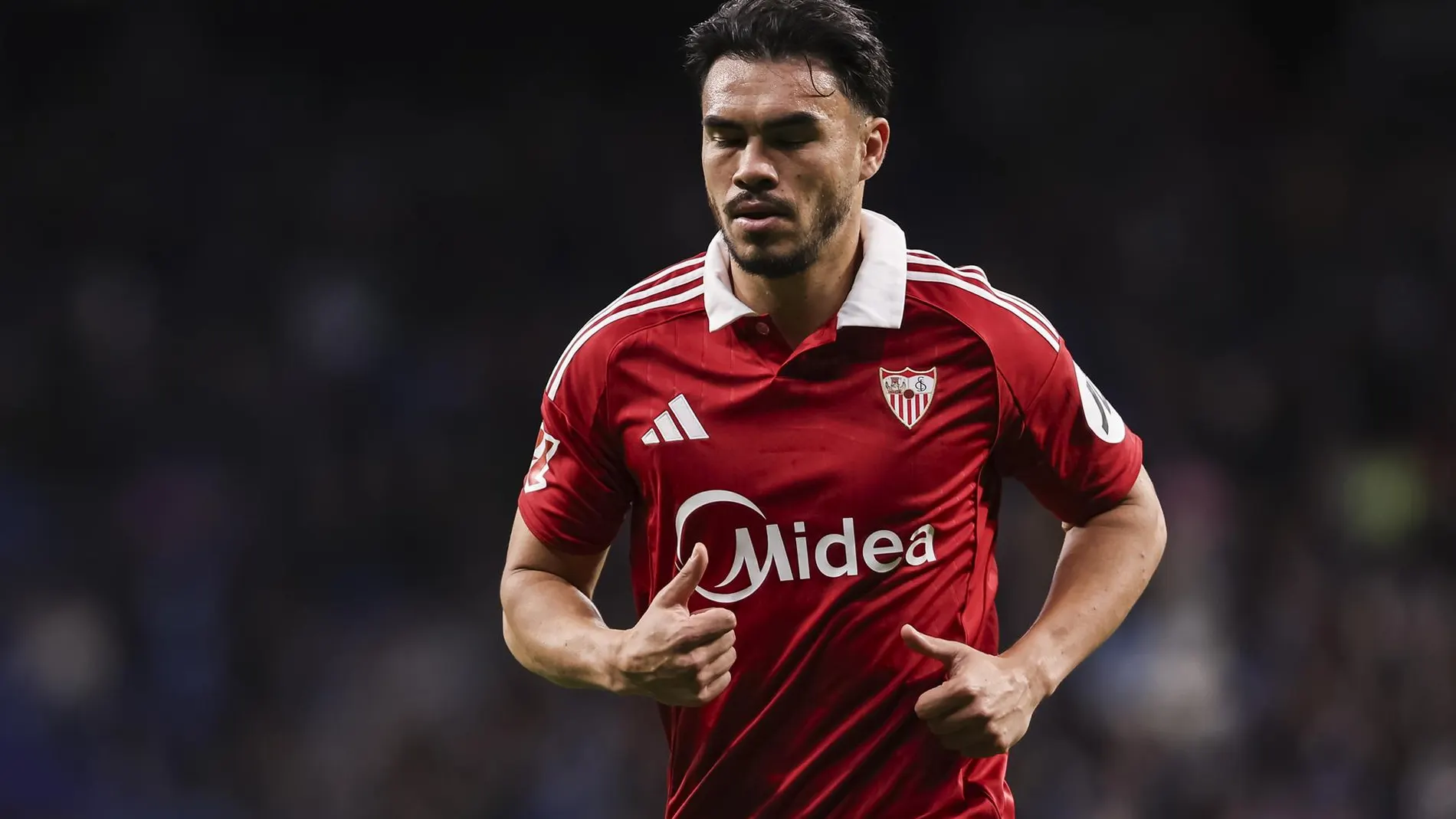 Fútbol.- El lateral izquierdo chileno Gabriel Suazo también es baja en el Sevilla para el derbi ante el Betis