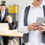 Estos son los casos en los que una empresa puede obligar a un trabajador a responder mensajes y llamadas fuera de su horario laboral