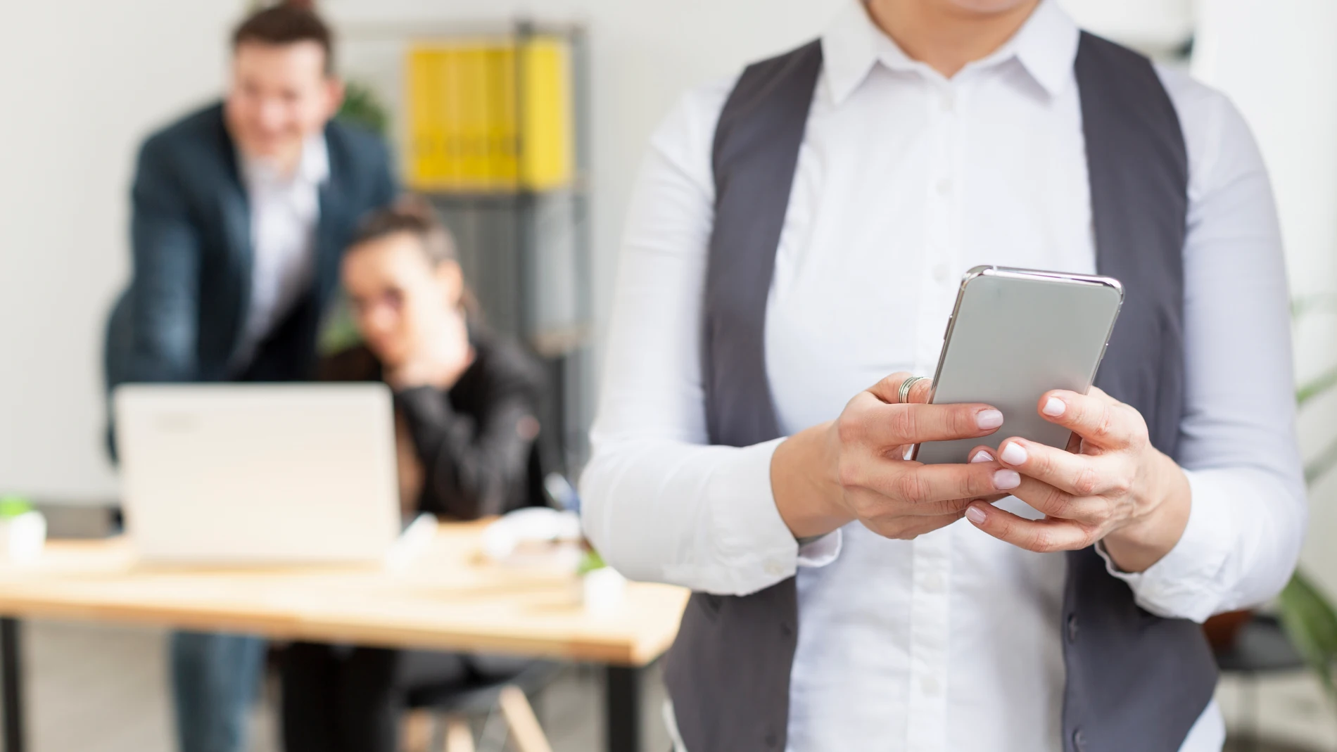 Estos son los casos en los que una empresa puede obligar a un trabajador a responder mensajes y llamadas fuera de su horario laboral