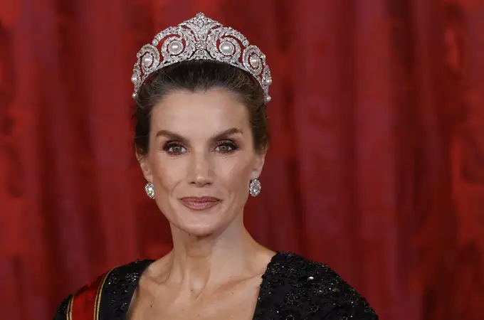 La Reina Letizia recupera la tiara Cartier más legendaria y firma una de sus apariciones de gala más majestuosas La Reina Letizia recupera la tiara Cartier más legendaria y firma una de sus apariciones de gala más majestuosas