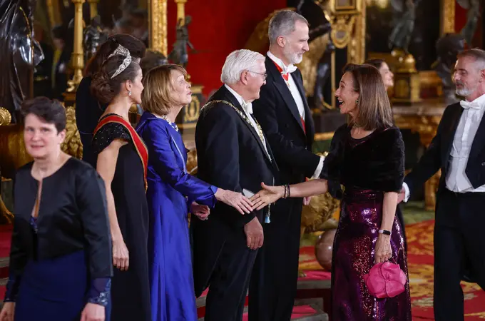 Ana Botín firma el look navideño más elegante para mujeres +60 con un vestido joya y estola de pelo en la cena de gala del Palacio Real Ana Botín firma el look navideño más elegante para mujeres +60 con un vestido joya y estola de pelo en la cena de gala del Palacio Real