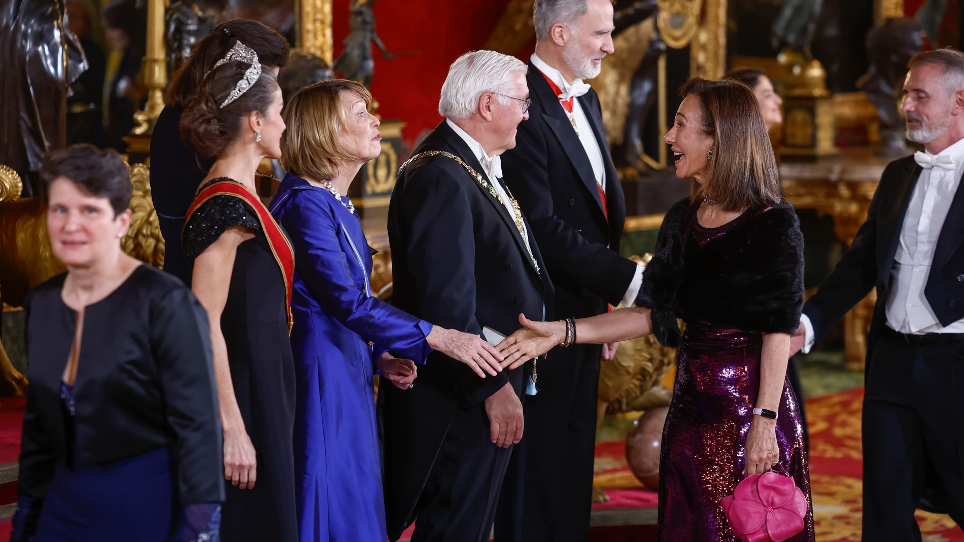 MADRID (ESPAÑA), 26/11/2025.- La primera dama alemana Elke Büdenbender (2i) saluda a la presidenta del Banco Santander, Ana Botín, en la recepción previa a la cena de gala que los Reyes de España ofrecen al presidente de la República Federal de Alemania Frank-Walter Steinmeier, este miércoles en el Palacio Real de Madrid. EFE/Daniel González
