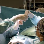 La callosotomía con láser tan solo requiere de unas tres incisión muy pequeñas para introducir las sondas del láser La callosotomía con láser tan solo requiere de unas tres incisión muy pequeñas para introducir las sondas del láser