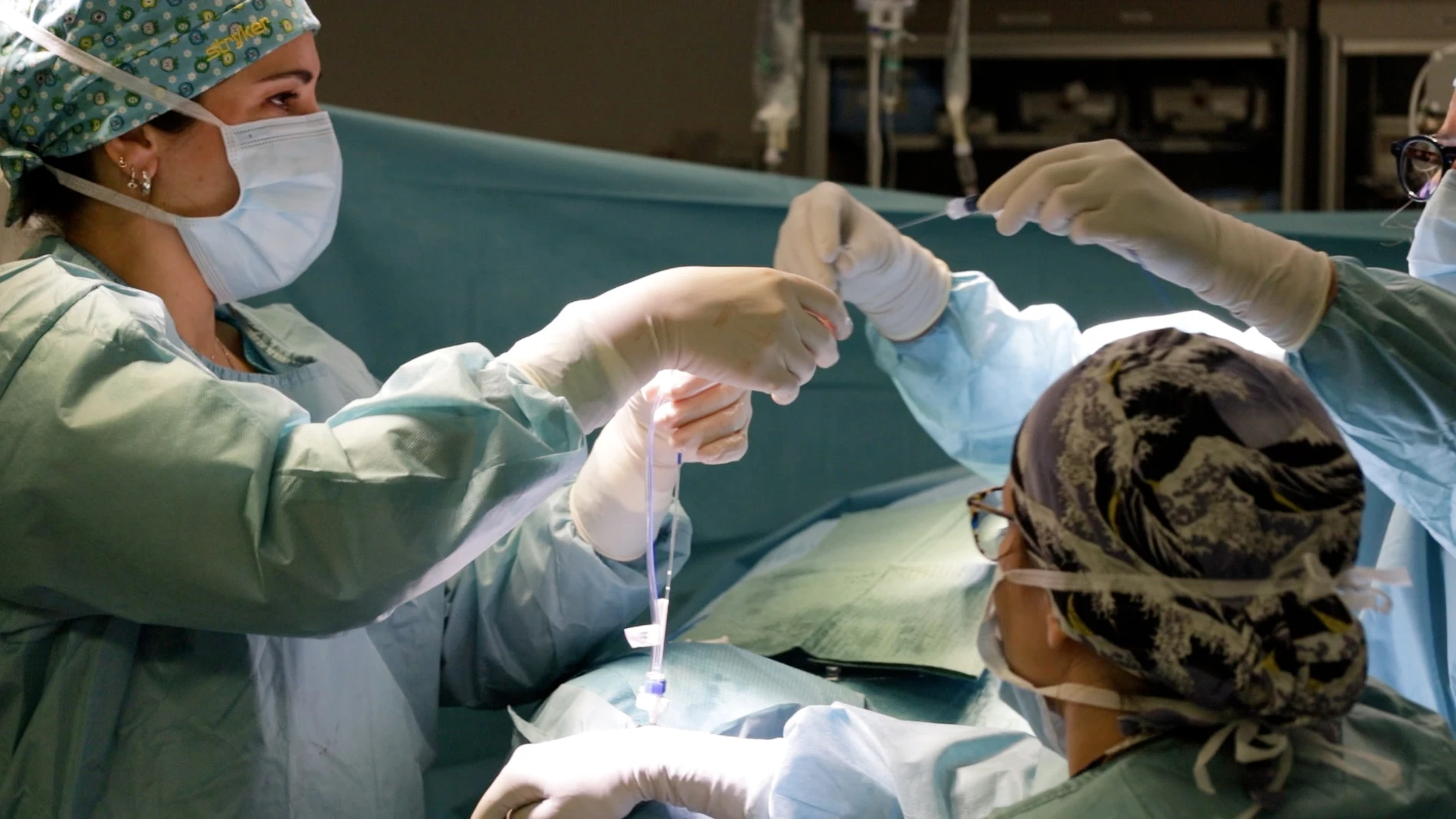 La callosotomía con láser tan solo requiere de unas tres incisión muy pequeñas para introducir las sondas del láser