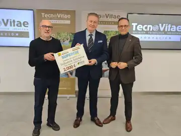 El director general de la Fundación, Javier Escribano, y Luis Carlos González, CEO de SuperGiz Salud, han entregado la donación al presidente de Plena Inclusión Castilla y León, Juan Pablo Torres El director general de la Fundación, Javier Escribano, y Luis Carlos González, CEO de SuperGiz Salud, han entregado la donación al presidente de Plena Inclusión Castilla y León, Juan Pablo Torres