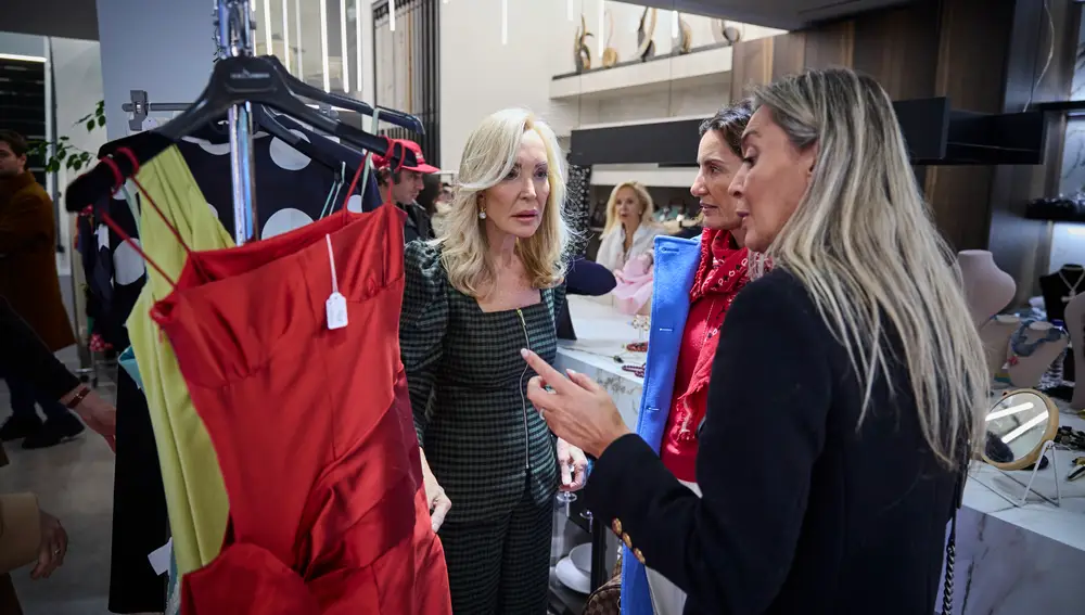 Carmen Lomana ha querido aportar su granito de arena un año más y ayudar a los mas necesitados a través de la