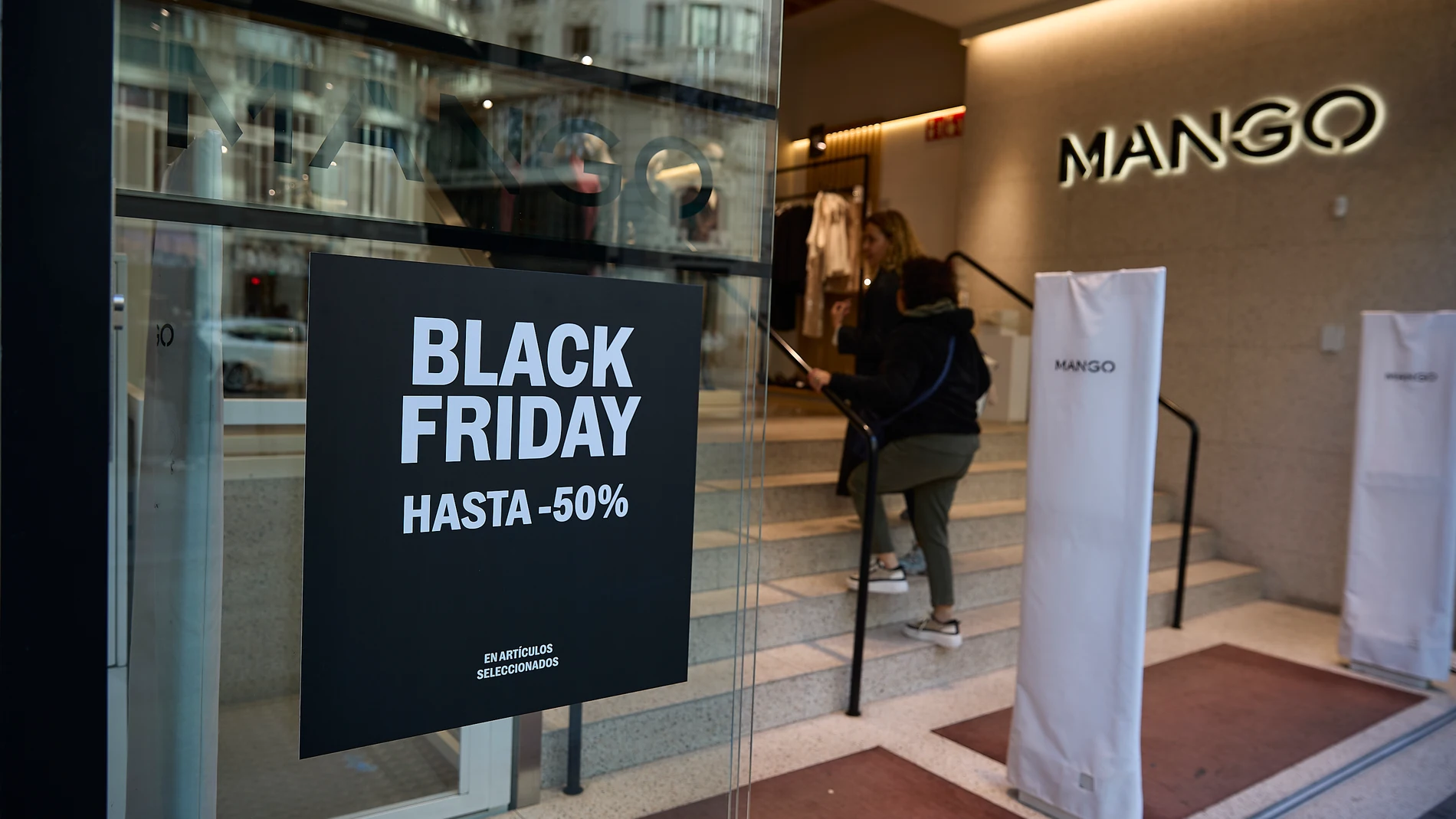 Un escaparate anuncia descuentos por el Black Friday, a 26 de noviembre de 2025, en Madrid (España). 8 de cada 10 españoles (81,9 %), aseguran que aprovecharán las ofertas que les ofrece el Black Friday para comprar los regalos navideños, y su gasto es mayor: 140 € más de media que quienes no lo hacen. Más de la mitad (53,4%) piensa desembolsar en regalos lo mismo que el año pasado, un 28,1 % afirma que pretende gastar menos y el 18,5 % asegura que invertirá más26 NOVIEMBRE 2025;ECONOMÍA;DE...