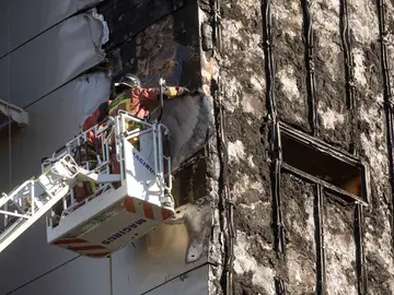 Controlado el incendio, sin heridos, en el hospital Santa Lucía de Cartagena CARTAGENA (MURCIA), 26/11/2025.- Bomberos retiran placas de aluminio de la fachada del Hsopital Santa Lucía de Cartagena tras el incendio que se ha producido pasadas las ocho de la mañana de este miércoles, sin heridos, originado en una terraza del hospital universitario Santa Lucía de Cartagena, que se ha propagado por la fachada y varias plantas del complejo a consecuencia del viento, y que ha obligado a la evacuación de trabajadores y pacientes. EFE/ Marcial Guillén