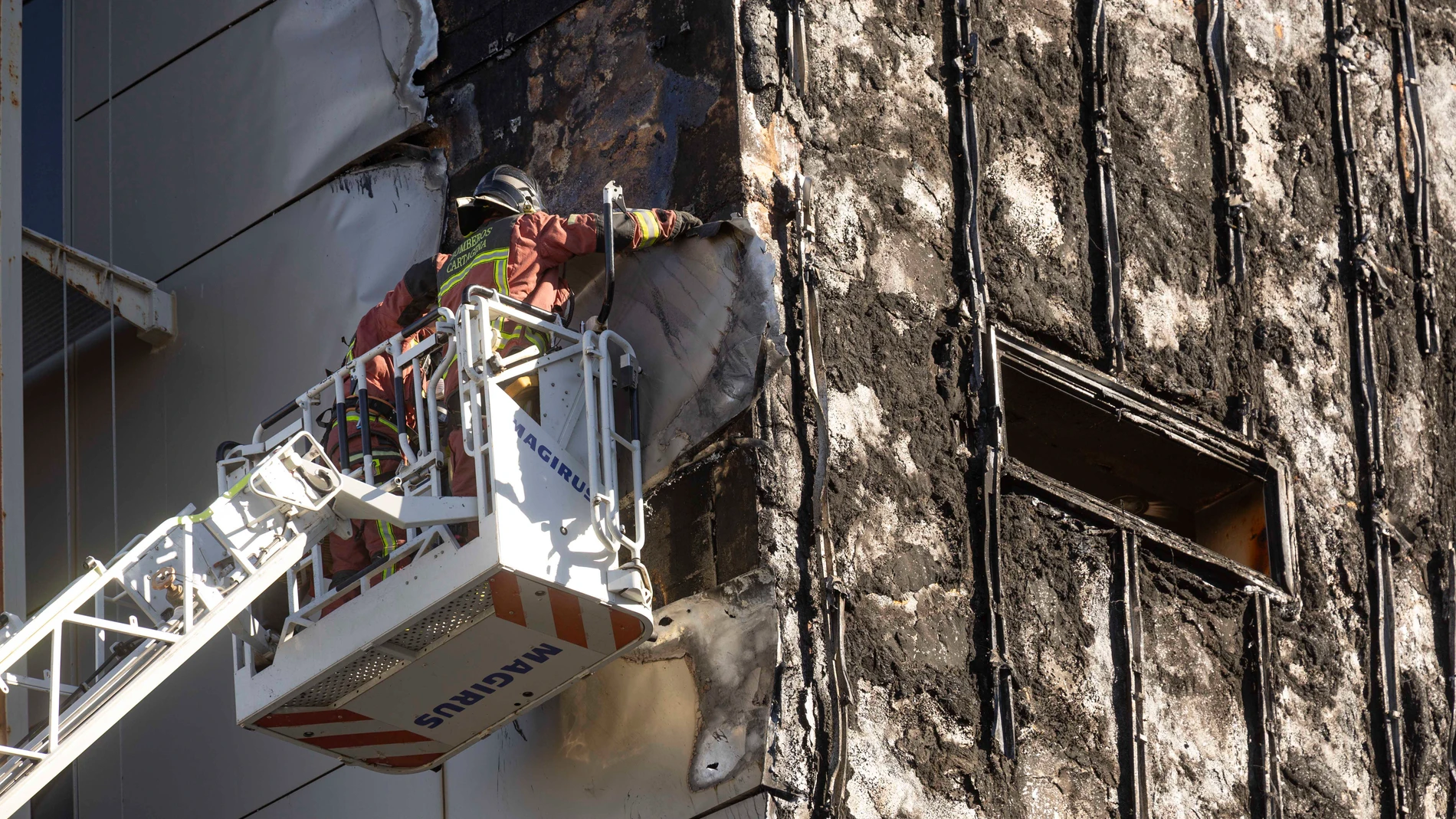 CARTAGENA (MURCIA), 26/11/2025.- Bomberos retiran placas de aluminio de la fachada del Hsopital Santa Lucía de Cartagena tras el incendio que se ha producido pasadas las ocho de la mañana de este miércoles, sin heridos, originado en una terraza del hospital universitario Santa Lucía de Cartagena, que se ha propagado por la fachada y varias plantas del complejo a consecuencia del viento, y que ha obligado a la evacuación de trabajadores y pacientes. EFE/ Marcial Guillén