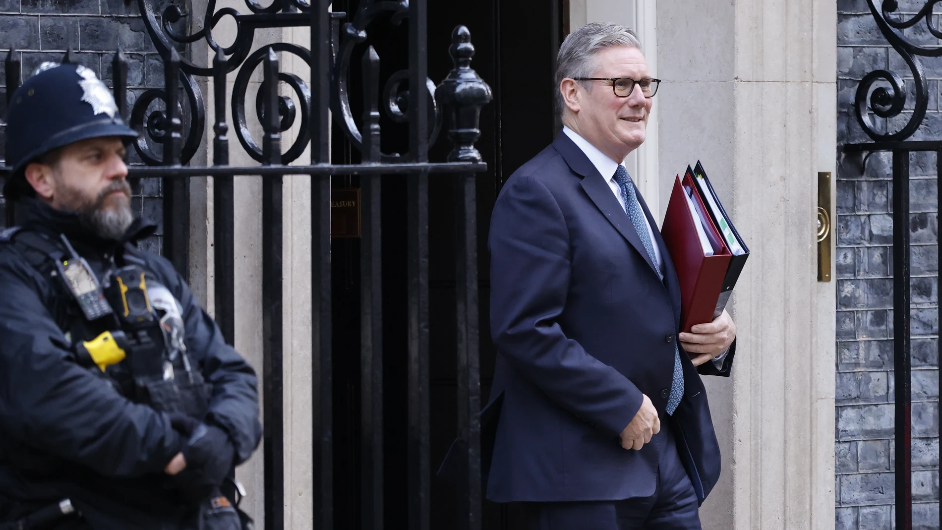 LONDON (United Kingdom), 26/11/2025.- Britain's Prime Minister Keir Starmer departs 10 Downing Street for Prime Minister's Questions (PMQs) at Parliament ahead of the Budget in London, Britain, 26 November 2025. (Reino Unido, Londres) EFE/EPA/TOLGA AKMEN