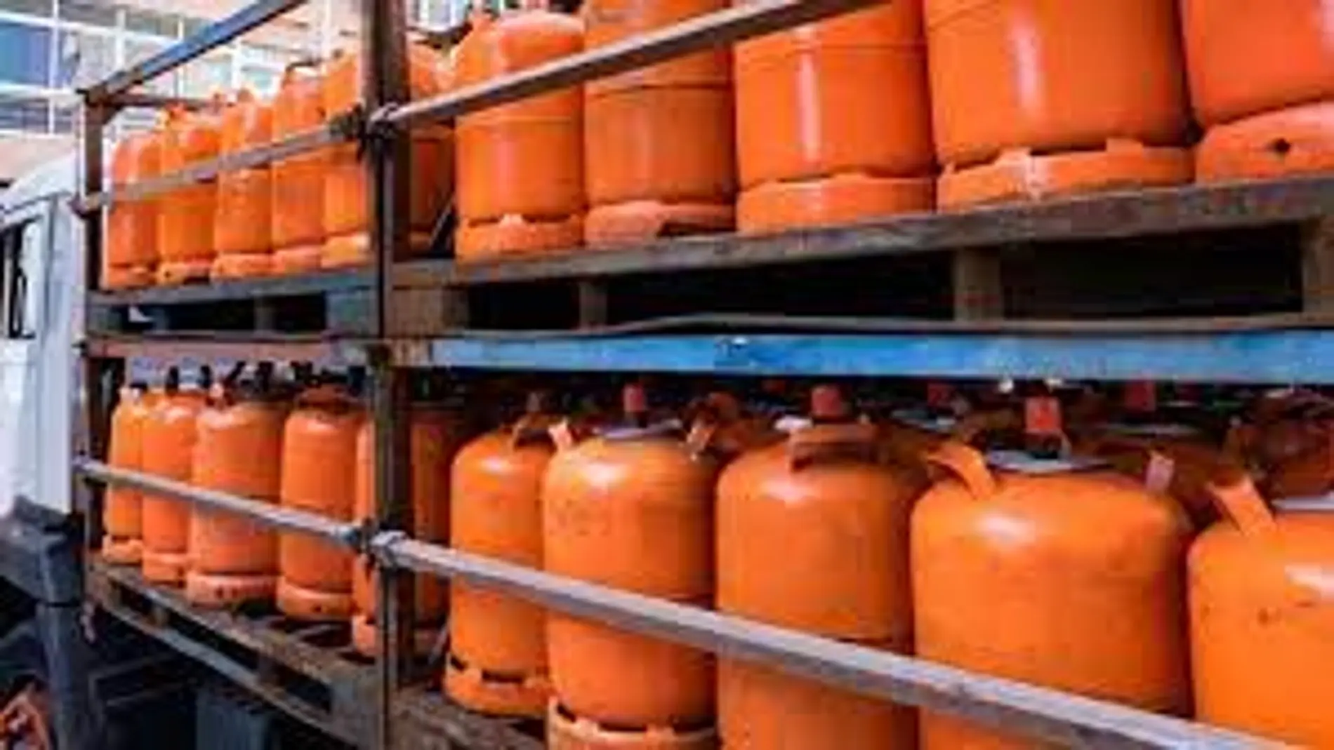 Imagen de archivo de bombonas en un camión