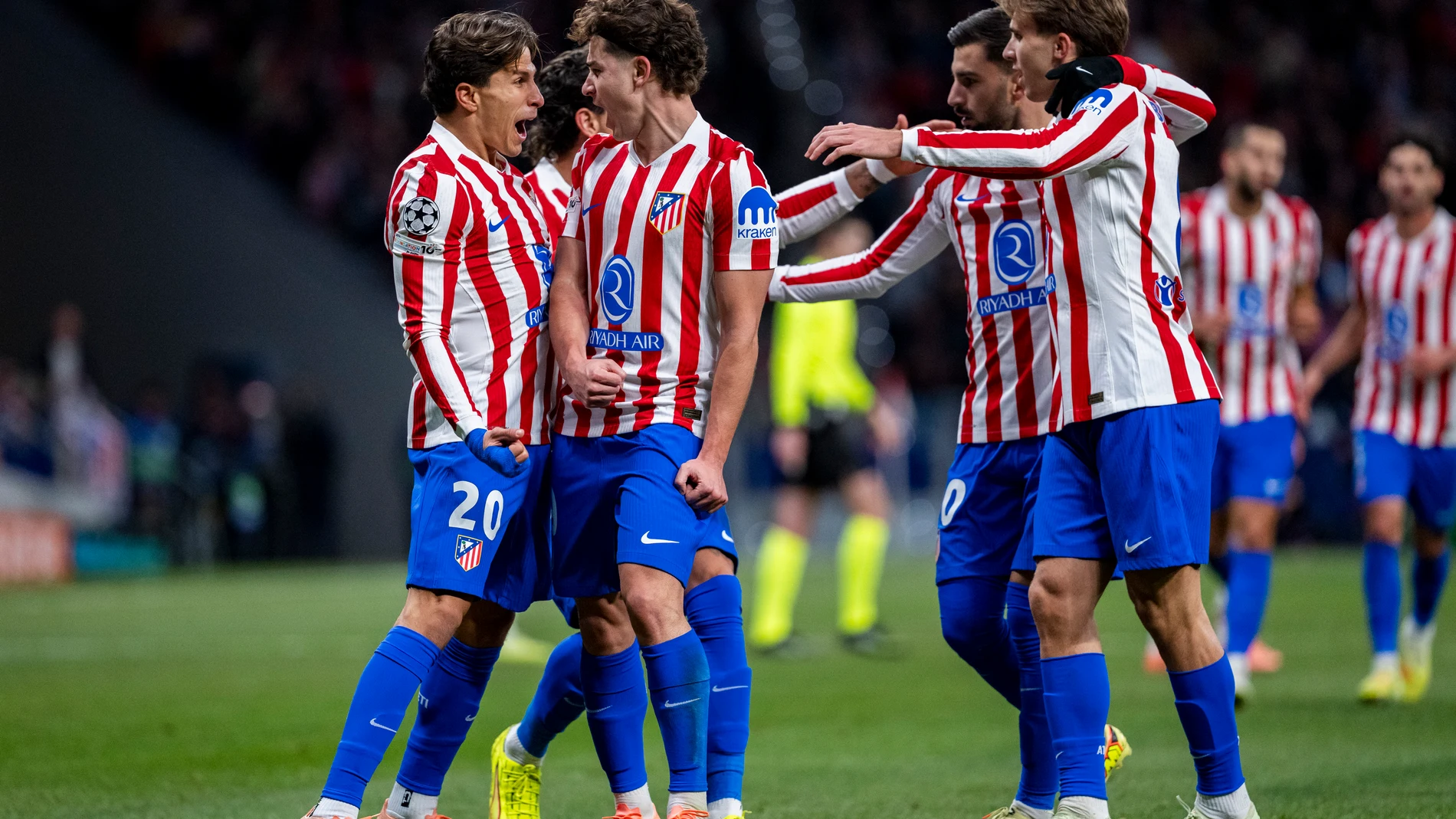 26 November 2025, United Kingdom, London: Atletico de Madrid's Julian Alvarez (2nd L) celebrates scoring his side's first goal with teammates Giuliano Simeone (L), Jose Maria Gimenez, Alex Baena and Pablo Barrios (R) during the UEFA Champions League soccer match between FC Arsenal and Bayern Munich at Emirates Stadium. Photo: Alberto Gardin/ZUMA Press Wire/dpa Alberto Gardin/ZUMA Press Wire/d / DPA 26/11/2025 ONLY FOR USE IN SPAIN