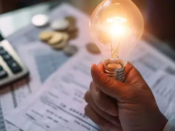 Tarifas de luz más baratas en noviembre 2025: comparación de precios fijos y con discriminación horaria Tarifas de luz