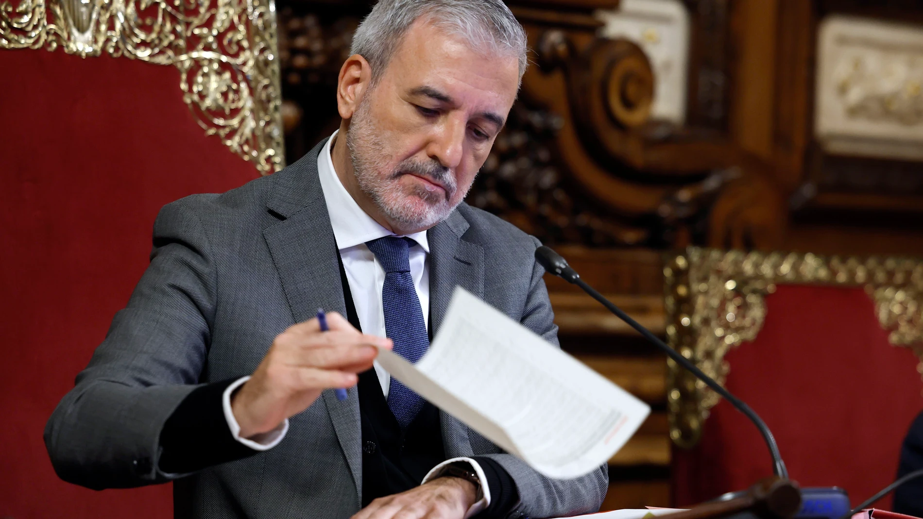 GRAFCAT4952. BARCELONA, 26/11/2025.- El alcalde de Barcelona, Jaume Collboni (PSC), durante el pleno extraordinario del Consejo Municipal que se ha celebrado este miércoles en el que ha perdido la cuestión de confianza vinculada a la aprobación definitiva del presupuesto del consistorio para 2026 que había planteado, aunque ha asegurado que el 1 de enero Barcelona tendrá presupuesto. EFE/Toni Albir