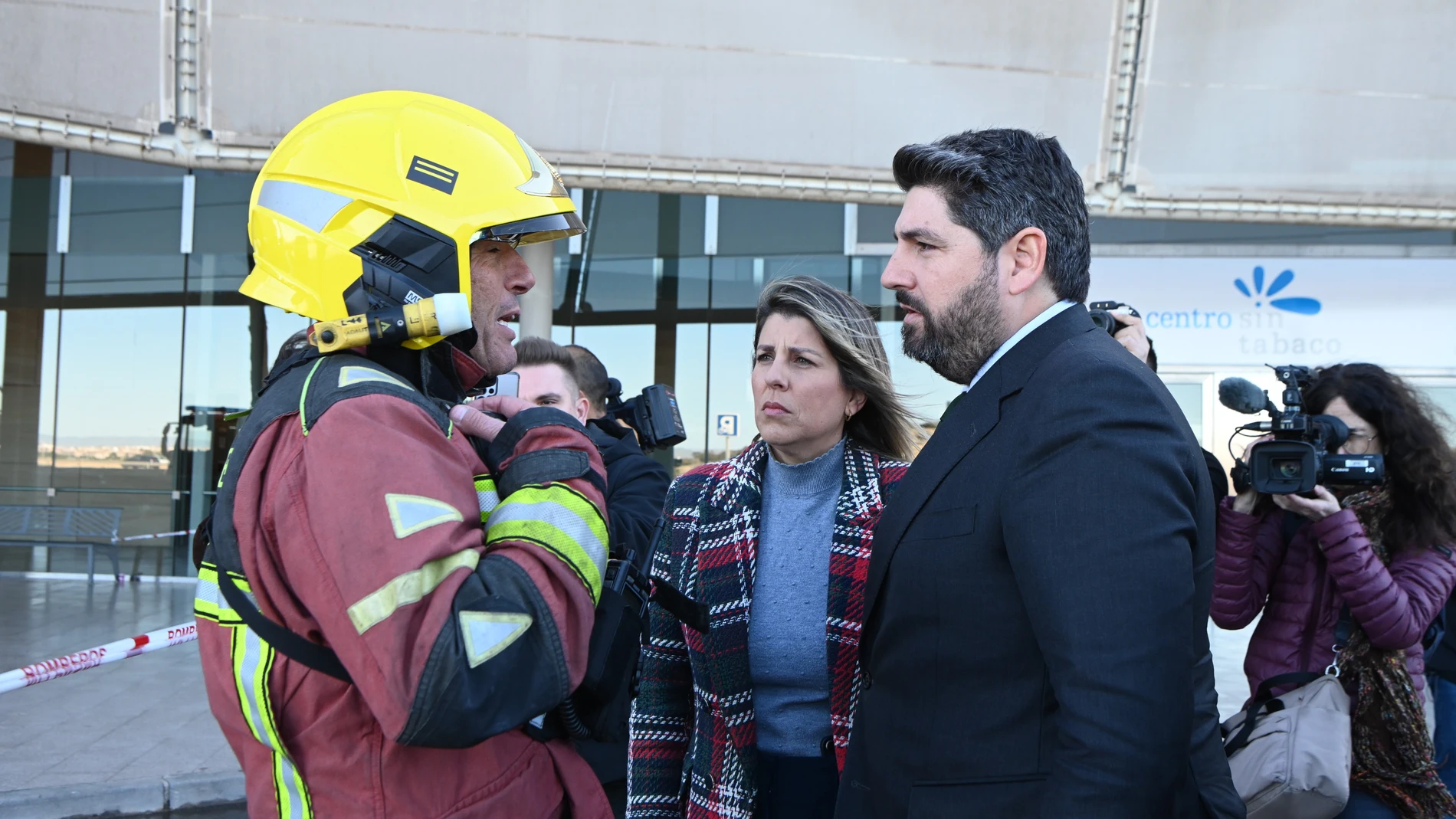 El presidente López Miras y alcaldesa de Cartagena, Noelia Arroyo, junto con los bomberos que han trabajado en la extinción del incendio