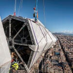 Instalan el primer brazo horizontal de la gran cruz que rematar&aacute; la Sagrada Familia