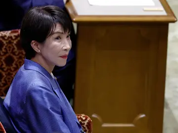 La primera ministra japonesa, Sanae Takaichi, durante un debate parlamentario TOKYO (Japan), 26/11/2025.- Japan's Prime Minister Sanae Takaichi attends a debate with opposition party leaders at the Diet in Tokyo, Japan, 26 November 2025. Takaichi, who is also the ruling Liberal Democratic Party president, held her first party leaders' debate with opposition leaders, answering questions related to her recent comments about Taiwan which triggered a diplomatic crisis with China. (Japón, Tokio) EFE/EPA/FRANCK ROBICHON