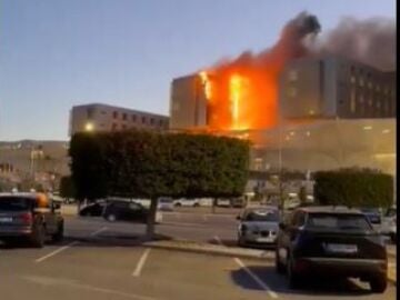 Un gran incendio obliga a evacuar el hospital Santa Lucía de Cartagena