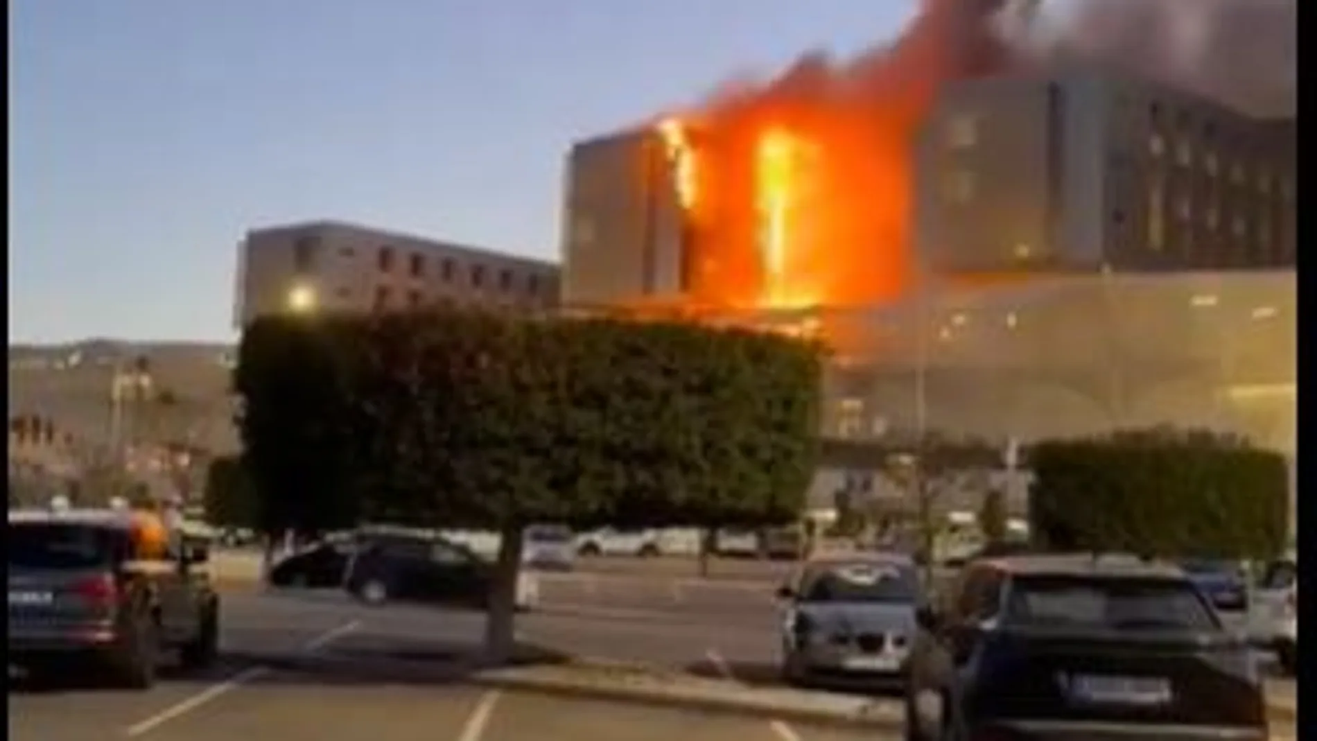 Un gran incendio obliga a evacuar el hospital Santa Lucía de Cartagena