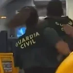 Detienen a una luchadora de MMA por atacar a dos guardias civiles en un avión en Canarias