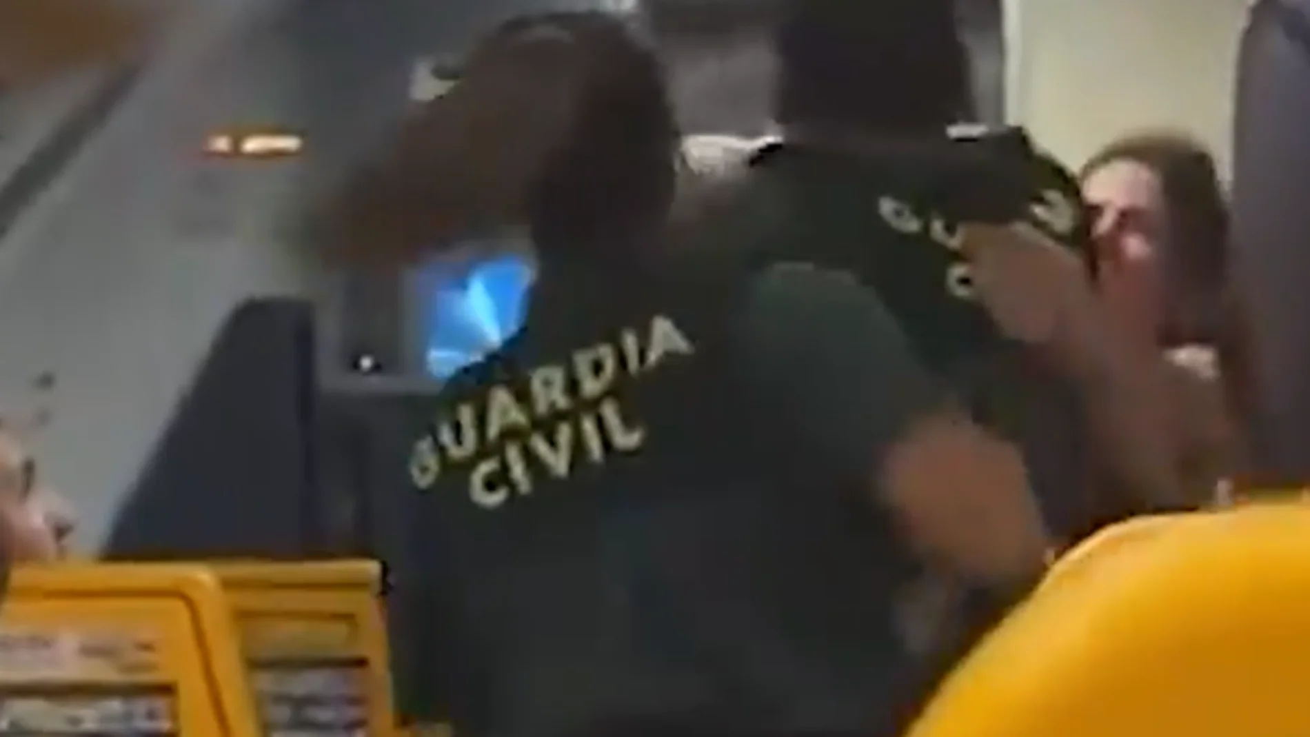 Detienen a una luchadora de MMA por atacar a dos guardias civiles en un avión en Canarias