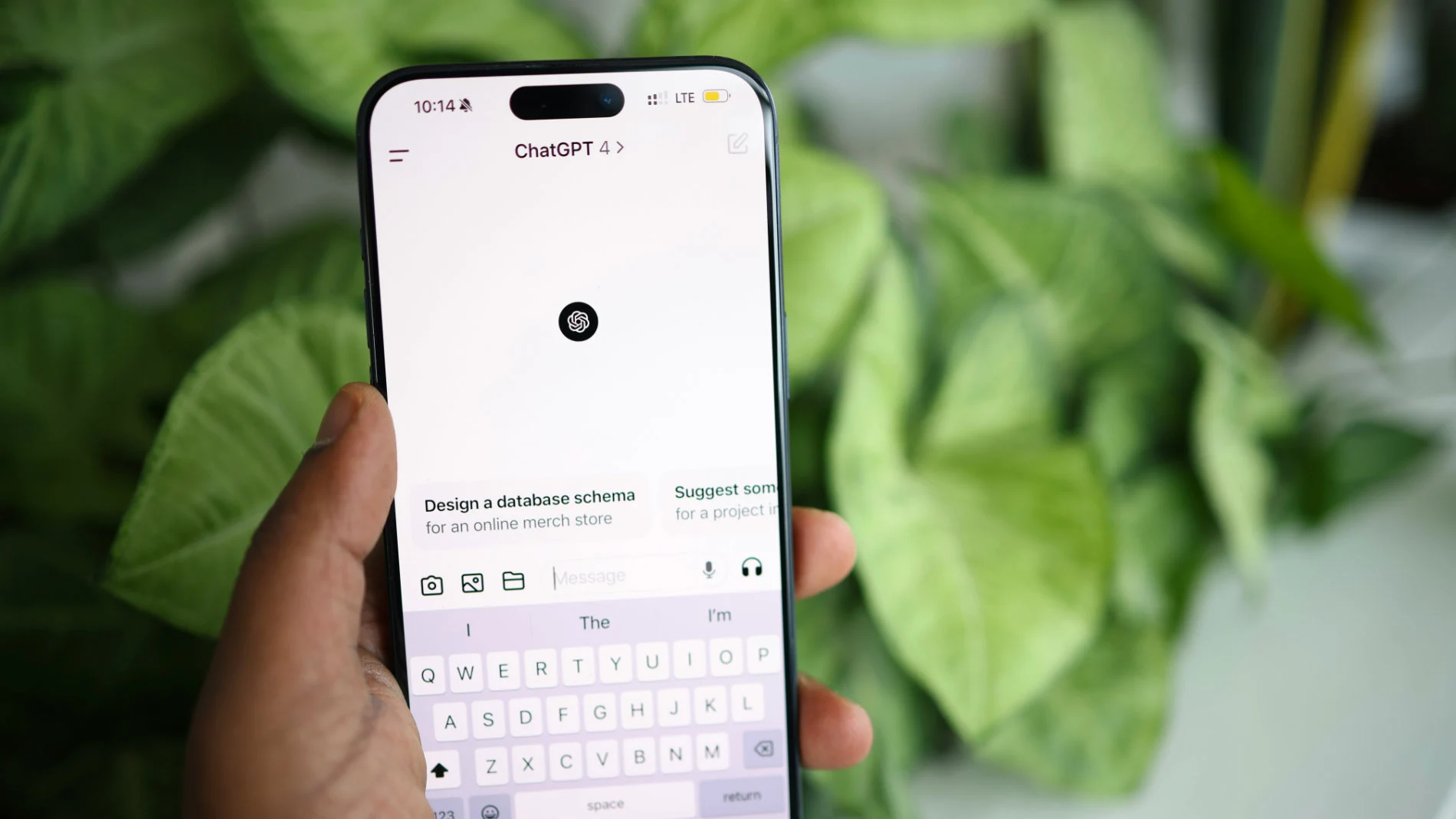 La aplicación de ChatGPT en un iPhone