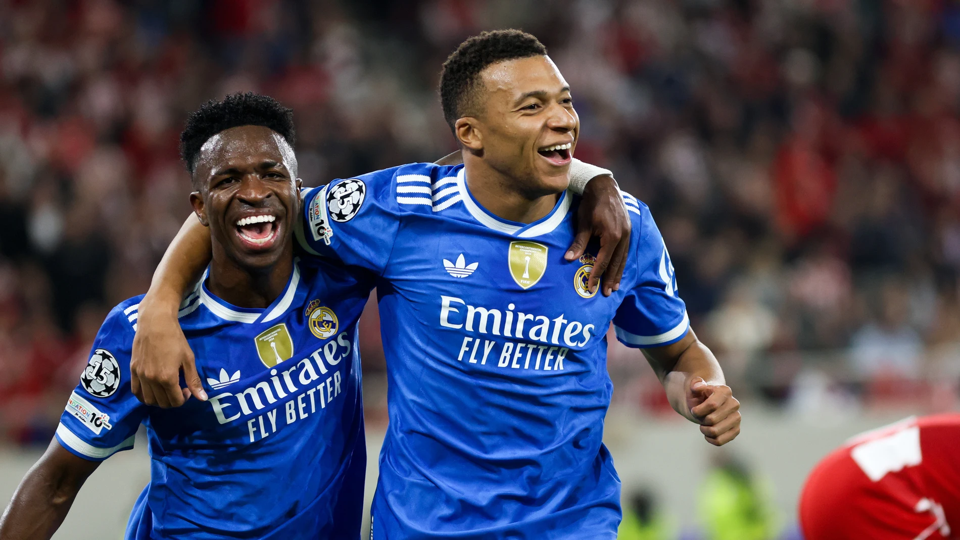PIRAEUS (Greece), 26/11/2025.- Real Madrid's Kylian Mbappe (R) celebrates after scoring a goal during the UEFA Champions League league phase soccer match between Olympiacos FC and Real Madrid in Piraeus, Greece, 26 November 2025. (Liga de Campeones, Grecia, Pireo) EFE/EPA/GEORGIA PANAGOPOULOU